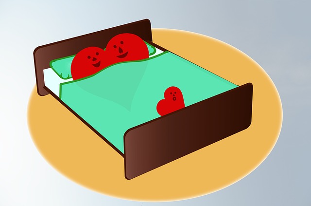zamilovaný pár spí v posteli